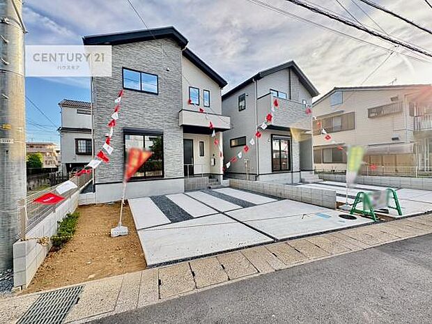 駐車スペースは2台分あります！セカンドカーはもちろん、バイクや自転車なども置き場所に困りません。