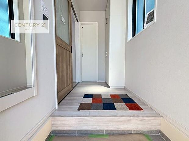 シューズボックス付きなので、玄関が片付きお掃除がしやすいです！スッキリした玄関で戸を開けた瞬間、清潔感のある心地いい空間が出迎えてくれます。