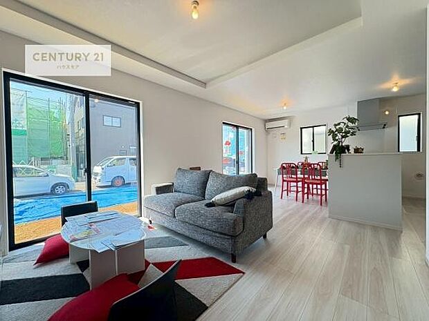 大きな窓からたっぷりの陽ざしが入る明るいリビング。開放感のあるリビングで家族団らんのくつろぎの時間を過ごせます。