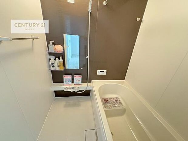 落ち着きある大人の雰囲気のバスルームは、味が出ていてバスタイムが充実！お仕事頑張っているご褒美にお好みの匂いの入浴剤を入れて、楽しんでみてはいかがでしょうか？