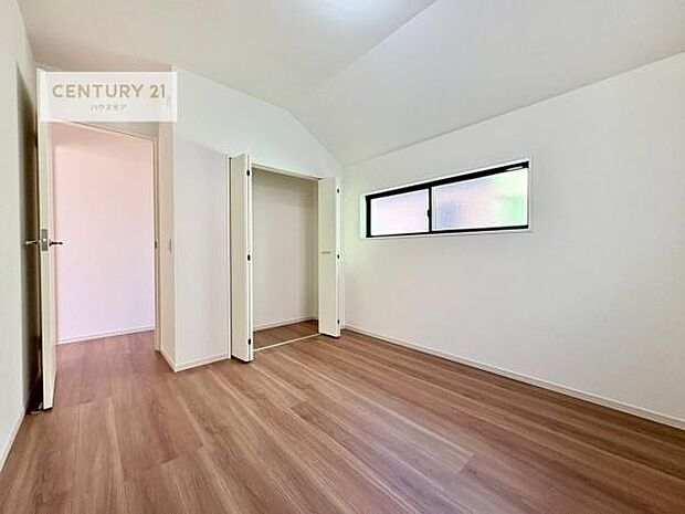 柔らかい陽光が差し込む明るいお部屋を演出する設計。彩光の取れる窓が気持ちの良いお部屋を創り上げます。朝の目覚めがスッキリします！