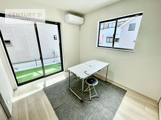 収納スペースがついています!居室をスッキリ整頓する事ができますね。家具を選ばないシンプルなデザインの為、家具を選ばずお気に入りの空間作りができそうですね。