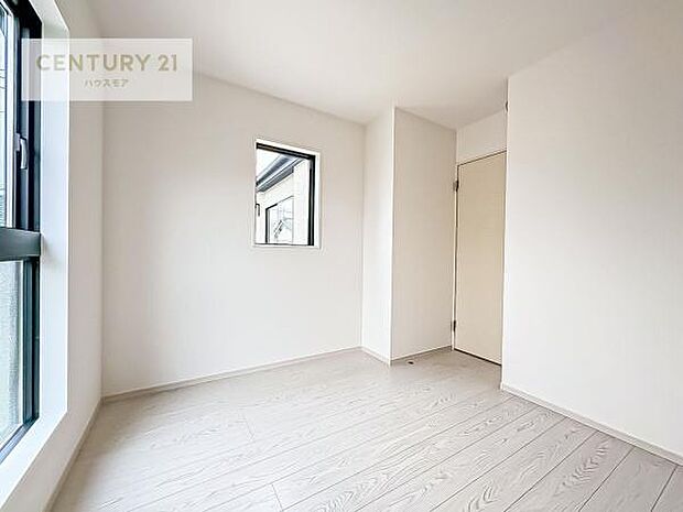 掃き出し窓がないお部屋は、お子様のお部屋としても安心です！収納スペースも充実しているので散らかったお部屋をサッと片付けられます！