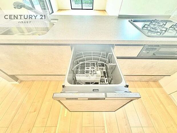 食洗機付き！忙しい時や冬場は手荒れ防止として大活躍します！ビルトイン仕様なので、場所も取らず調理スペースも広く使えて手際よく作業が出来ます！