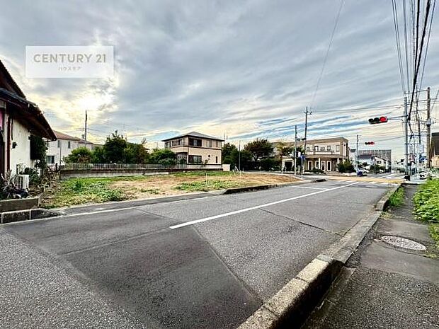 前面道路は9m!陽当り良好な立地です。車庫入れが苦手な方も安心ですね。