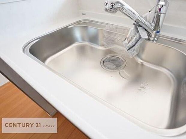 ワイドなシンクですね!水が跳ねにくく洗物がしやすい家事が楽々仕様のシステムキッチンです!デザイン性と機能性を兼ねたキッチンで清潔感がありますね!(同仕様)