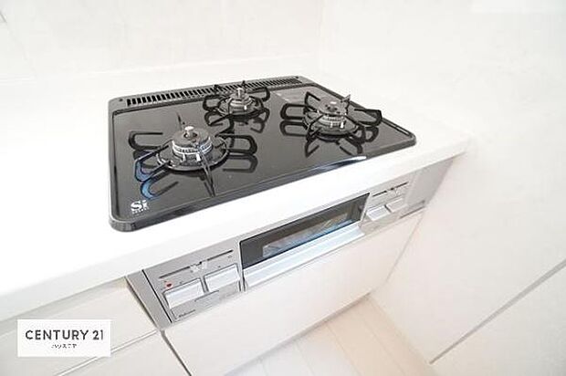 コンロは三口あるのでお料理の同時進行ができます。もちろんグリル付きです。調理スペースも広々している為作業がしやすい!使い勝手が良いシステムキッチンです!(同仕様)