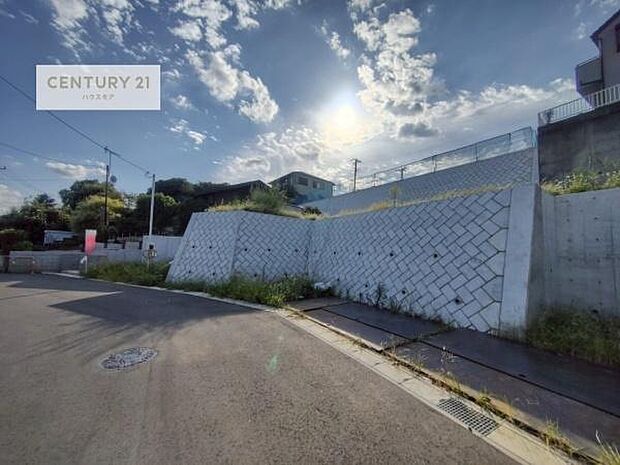 前面道路は5ｍ！陽当り良好な立地です。車庫入れが苦手な方も安心ですね。