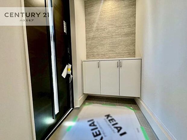 シューズボックス付きなので、玄関が片付きお掃除がしやすいです！スッキリした玄関で戸を開けた瞬間、清潔感のある心地いい空間が出迎えてくれます。