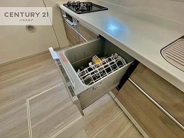食洗機付き！忙しい時や冬場は手荒れ防止として大活躍します！ビルトイン仕様なので、場所も取らず調理スペースも広く使えて手際よく作業が出来ます！
