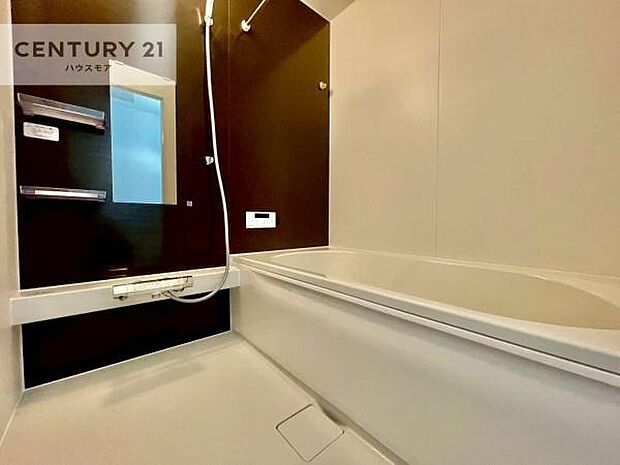 落ち着きある大人の雰囲気のバスルームは、味が出ていてバスタイムが充実！お仕事頑張っているご褒美にお好みの匂いの入浴剤を入れて、楽しんでみてはいかがでしょうか？