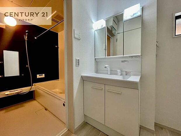 三面鏡仕様の洗面所は、身だしなみがしやすい造り！裏は収納になっています。ドライヤーやお化粧道具を片付けられるので洗面台周りをスッキリと見せることが出来ます！