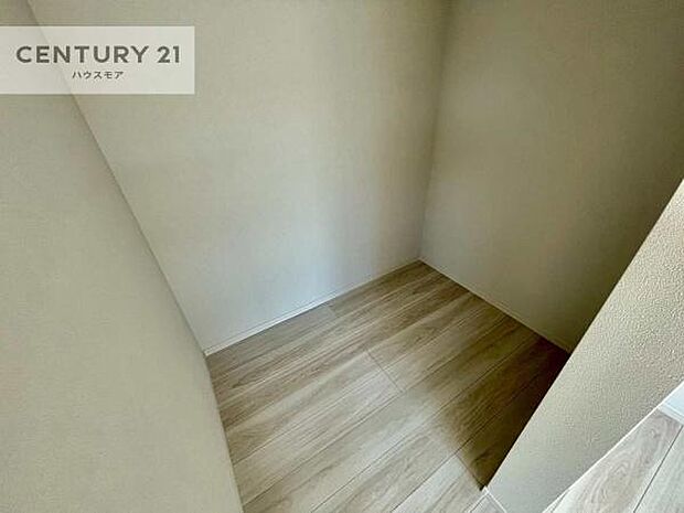 ウォークインクローゼット付きです。たくさんのお洋服などを収納しておけそうですね！他にも扇風機や加湿器など季節物の大きな家電も収納できます。