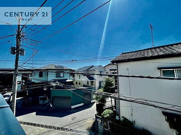 落ち着きある住宅街です！周囲には高い建物がなく、空が広く開放感があり、陽当たりを大きく遮られることもありません！気持ちの良い風が通り抜ける街並みです！