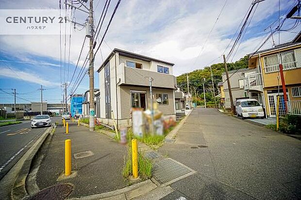 前面道路13ｍ！陽当り良好な立地です。車庫入れが苦手な方も安心ですね。