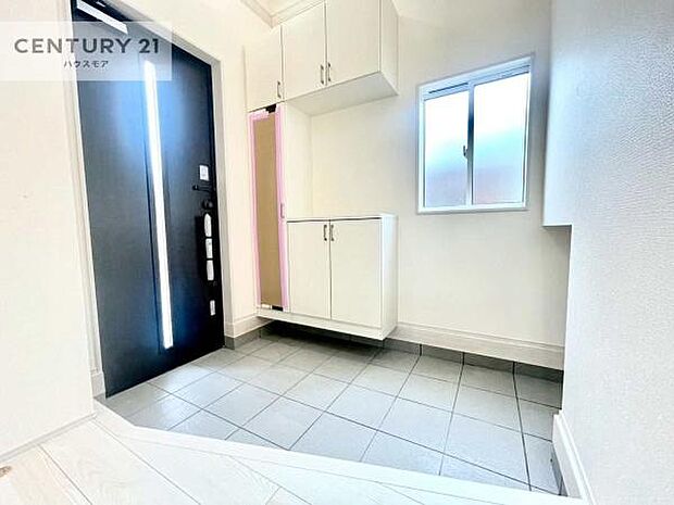 シューズボックス付きなので、玄関が片付きお掃除がしやすいです！スッキリした玄関で戸を開けた瞬間、清潔感のある心地いい空間が出迎えてくれます。