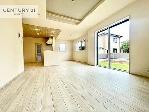 大きな窓からたっぷりの陽ざしが入る明るいリビング。開放感のあるリビングで家族団らんのくつろぎの時間を過ごせます。