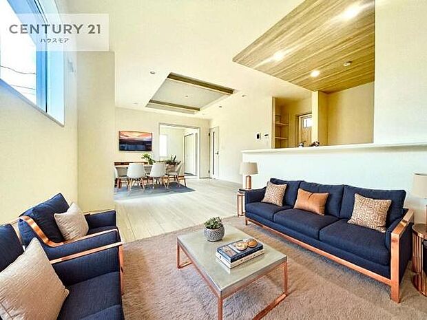 家具はCGパースです。開放感のある広々LDK！ソファーやダイニングテーブルを置いても窮屈にならないので快適に過ごせます！コミュニケーションが取りやすいリビングです！