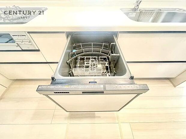 食洗機付き！忙しい時や冬場は手荒れ防止として大活躍します！ビルトイン仕様なので、場所も取らず調理スペースも広く使えて手際よく作業が出来ます！