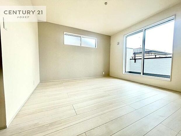 バルコニーに面している洋室です。明るく温もりがあり、換気もしっかりできます！朝起きて、外に出て背伸びをしつつ深呼吸をし良い朝を迎え入れることが出来そうですね！