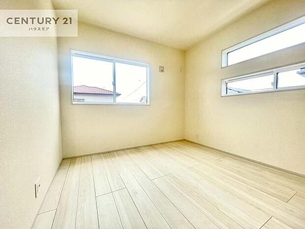 掃き出し窓がないお部屋は、お子様のお部屋としても安心です！収納スペースも充実しているので散らかったお部屋をサッと片付けられます！