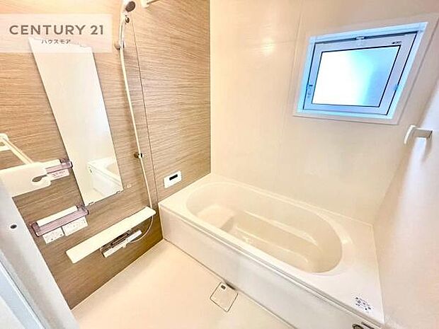 1日の疲れをしっかりと癒してくれる浴室です。おうちの素敵なリラクゼーション場所ですね。