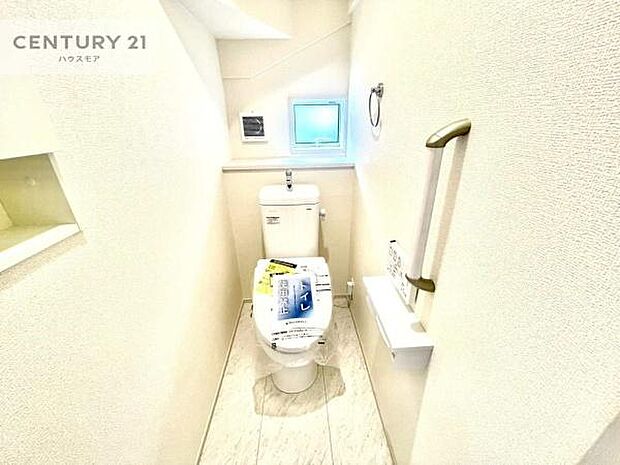 1・2階にトイレがございます！朝の忙しい時間帯も待たずにすみそうですね。白を基調とした清潔感のあるトイレでお手入れがしやすいです！