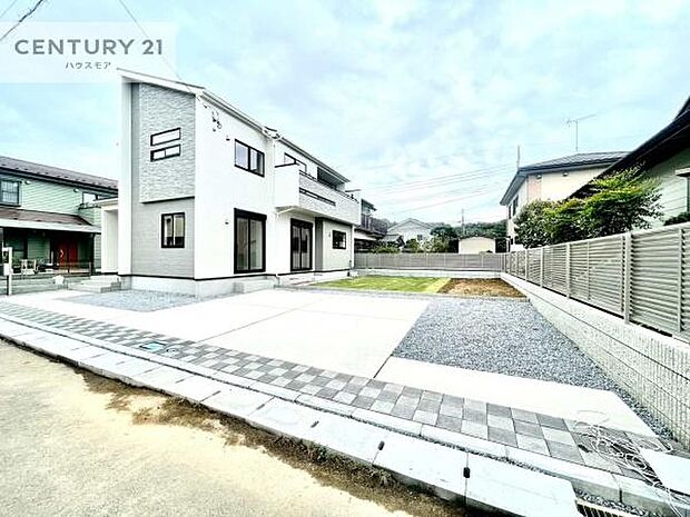 駐車スペースは2台分あります！セカンドカーはもちろん、バイクや自転車なども置き場所に困りません。