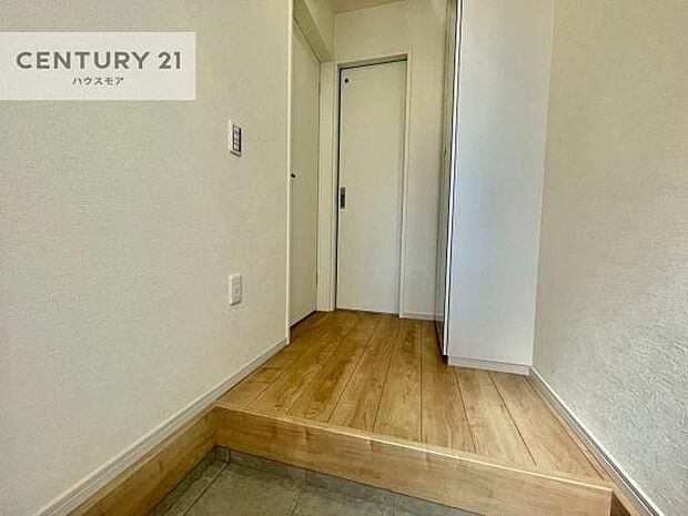 シューズボックス付きなので、玄関が片付きお掃除がしやすいです！スッキリした玄関で戸を開けた瞬間、清潔感のある心地いい空間が出迎えてくれます。