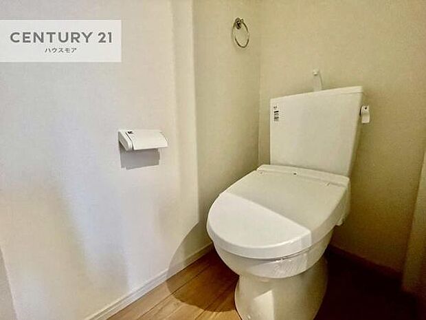 1・2階にトイレがございます！朝の忙しい時間帯も待たずにすみそうですね。白を基調とした清潔感のあるトイレでお手入れがしやすいです！