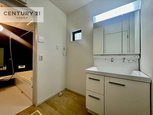 三面鏡仕様の洗面所は、身だしなみがしやすい造り！裏は収納になっています。ドライヤーやお化粧道具を片付けられるので洗面台周りをスッキリと見せることが出来ます！