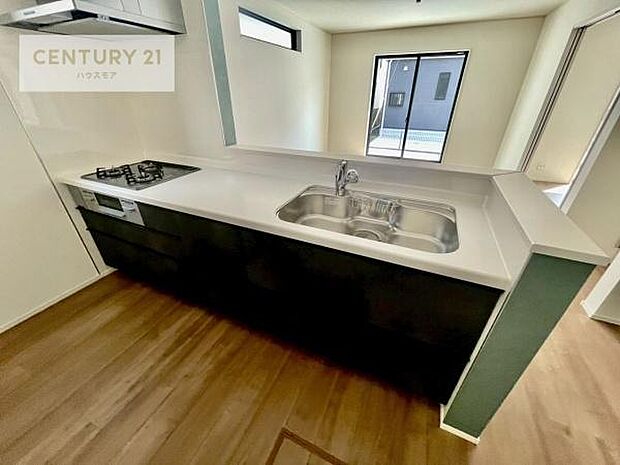 ゆとりある調理スペースで作業がしやすい快適なキッチンです！お子様と一緒にお菓子造りも楽しめる広々スペースです。楽しい調理時間になりそうですね！