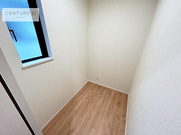 大型のファミリークロークを備えた住まいは、収納力と快適さを兼ね備えた贅沢な空間設計。衣類やバッグ、季節物までひとまとめにでき、日々の整理整頓がぐっとスマートに♪