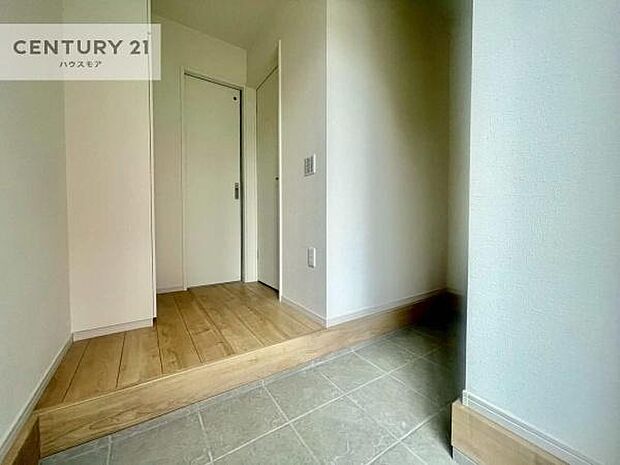 疲れて帰ってきても、ただいま！を言いたくなる、優しく迎え入れてくれる空間になっています。明るく温もり溢れる玄関です！