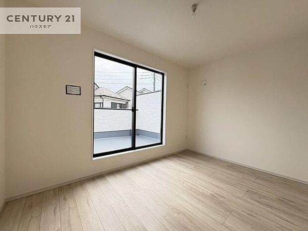 バルコニーに面した洋室。優しい光が差し込む洋室は、朝の目覚めも気持ちが良さそうですね。おうち時間もゆったりと過ごすことができます。