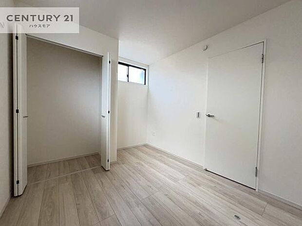 掃き出し窓がないお部屋は、お子様のお部屋としても安心です！収納スペースも充実しているので散らかったお部屋をサッと片付けられます！