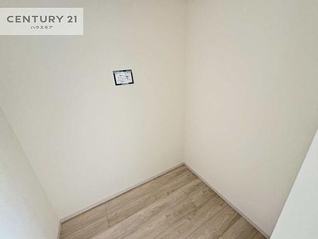 ウォークインクローゼット付きです。たくさんのお洋服などを収納しておけそうですね！他にも扇風機や加湿器など季節物の大きな家電も収納できます。