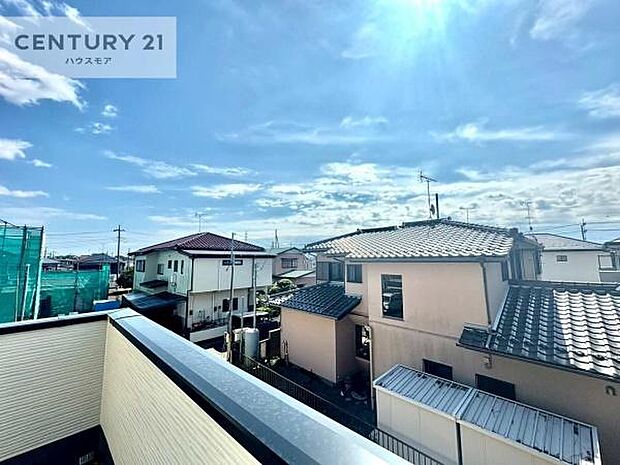 落ち着きある住宅街、周囲には高い建物がなく、緑が多く空が広く開放感があり、陽当りを大きく遮られることもありません。気持ちの良い風が通り抜ける街並みです。