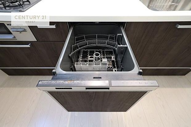 食洗機付きのキッチンです!忙しい時や手荒れ防止として大変活躍する便利な仕様です!ビルトインなのでキッチンの場所を取らず調理スペースを広く使うことが出来ます!(同仕様)