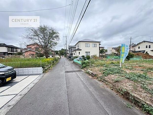 前面道路は4.5m!陽当り良好な立地です。車庫入れが苦手な方も安心ですね。
