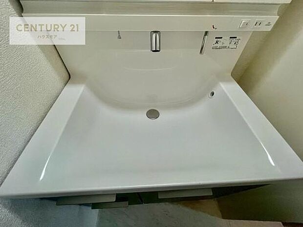 洗面台のボウルが深く床に水が跳ねにくいです！それにお掃除がしやすい使い勝手の良い白を基調とした清潔感のある洗面台で気持ちよくお使いいただけます！（同仕様）