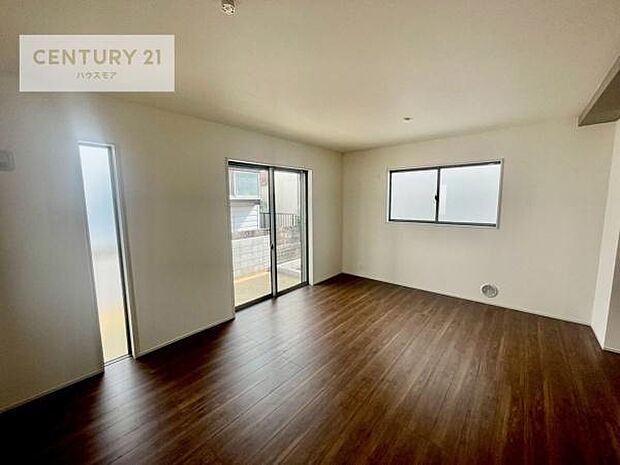 大きな窓からたっぷりの陽ざしが入る明るいリビング。開放感のあるリビングで家族団らんのくつろぎの時間を過ごせます。