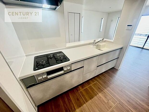 大人気の対面式システムキッチンを採用しています!ご家族のコミュニケーションが自然と増える設計です。お子様にも目が届くので嬉しいですね。収納力もあります!