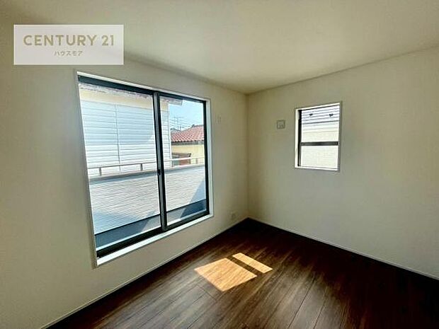 バルコニーに面した洋室。優しい光が差し込む洋室は、朝の目覚めも気持ちが良さそうですね。おうち時間もゆったりと過ごすことができます。