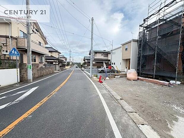 前面道路8.03m!陽当り良好な立地です。車庫入れが苦手な方も安心ですね。