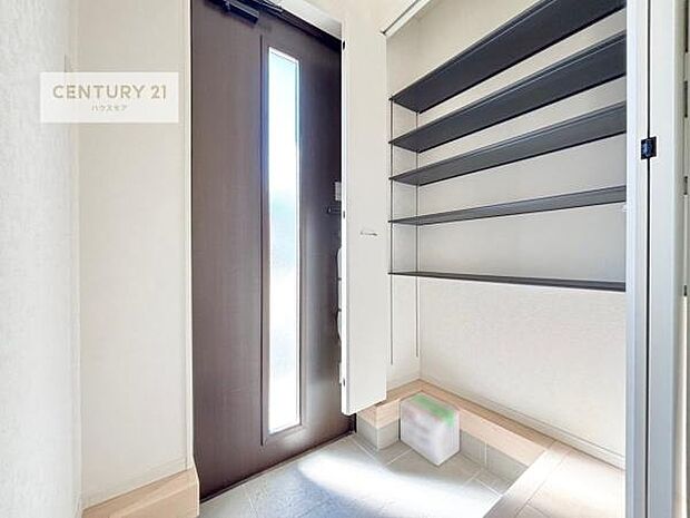 シューズボックス付きなので、玄関が片付きお掃除がしやすいです!スッキリした玄関で戸を開けた瞬間、清潔感のある心地いい空間が出迎えてくれます。(同仕様)