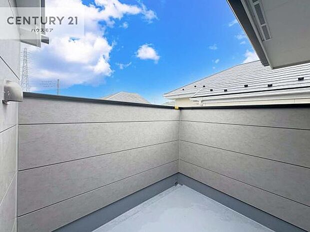 晴れた日には青い空を見渡せる開放的な時間を楽しめます。気持ちの良い風が通り抜ける街並みです！