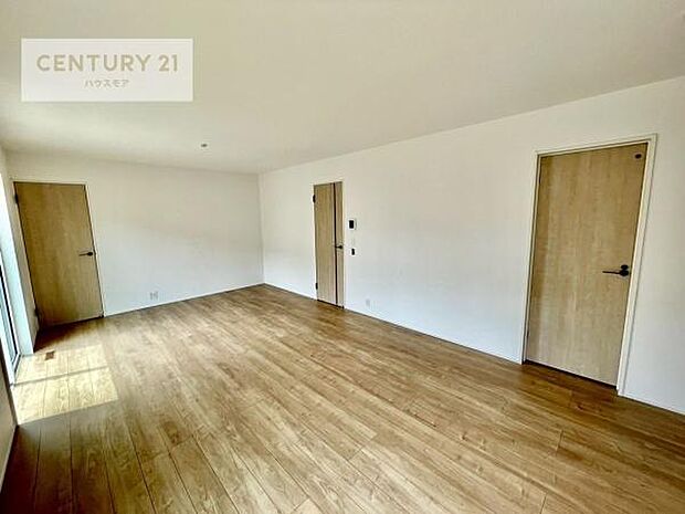 広々ダイニングスペース！ゆったりお食事。笑い声響く楽しい時間が過ごせます。日々の疲れも癒されます！配膳や後片付けも便利です！