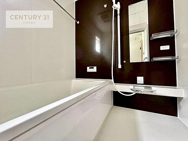 落ち着きある大人の雰囲気のバスルームは、味が出ていてバスタイムが充実！お仕事頑張っているご褒美にお好みの匂いの入浴剤を入れて、楽しんでみてはいかがでしょうか？