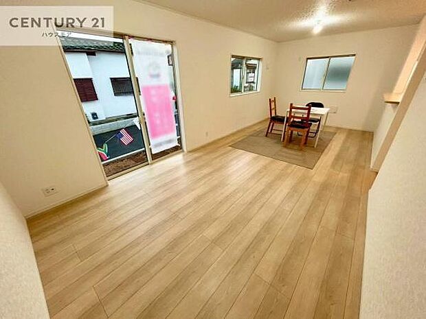 大きな窓からたっぷりの陽ざしが入る明るいリビング。開放感のあるリビングで家族団らんのくつろぎの時間を過ごせます。